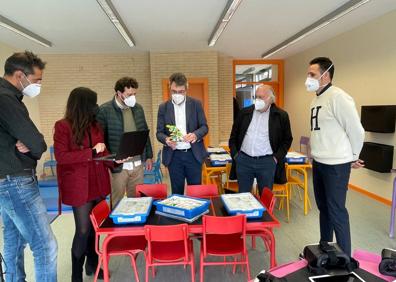 Imagen secundaria 1 - Visita de Juan Martínez Majo al Aula del futuro con otros representantes políticos. 