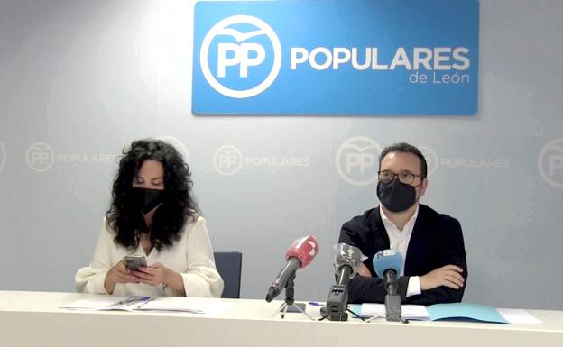 Imagen de la rueda de prensa ofrecida por los procuradores populares,. 