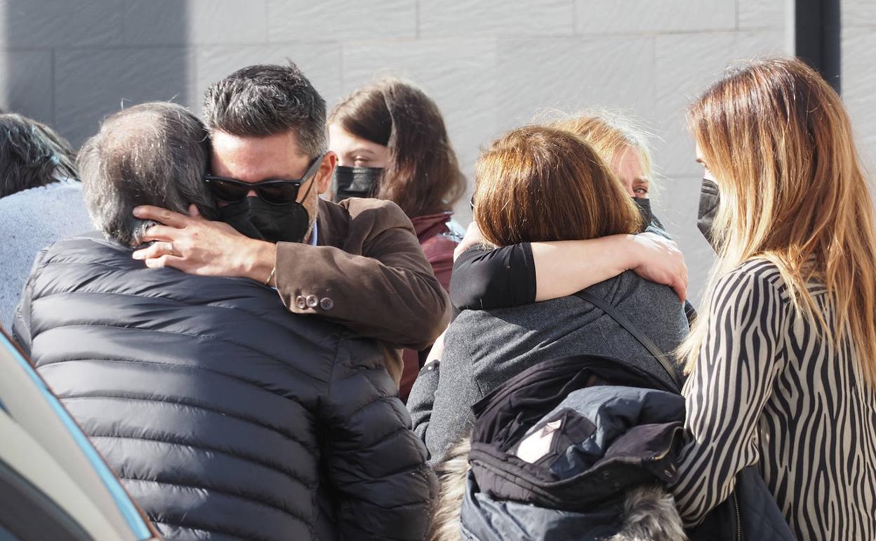 Llegada de familiares y amigos de Roberto Fraile, asesinado en Burkina Faso, al tanatorio en Valladolid.