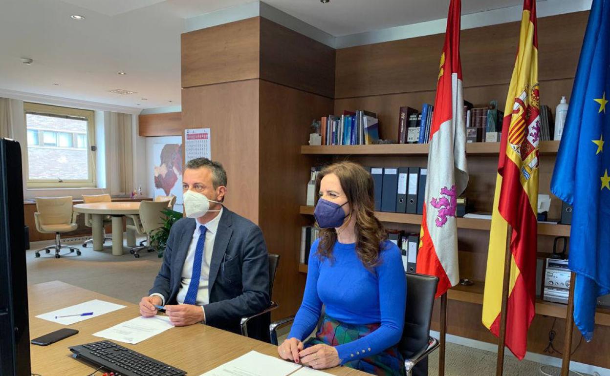 La consejera de Empleo e Industria, Ana Carlota Amigo, preside la Mesa del Autónomo.