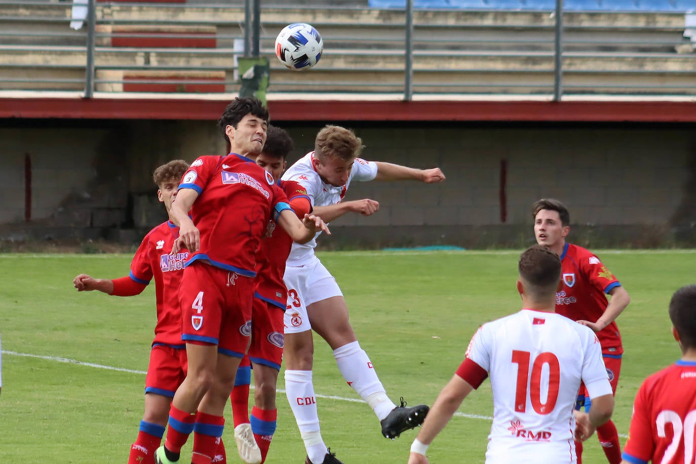 El conjunto leonés no pudo sumar su primera victoria de la segunda fase ante el filial soriano.