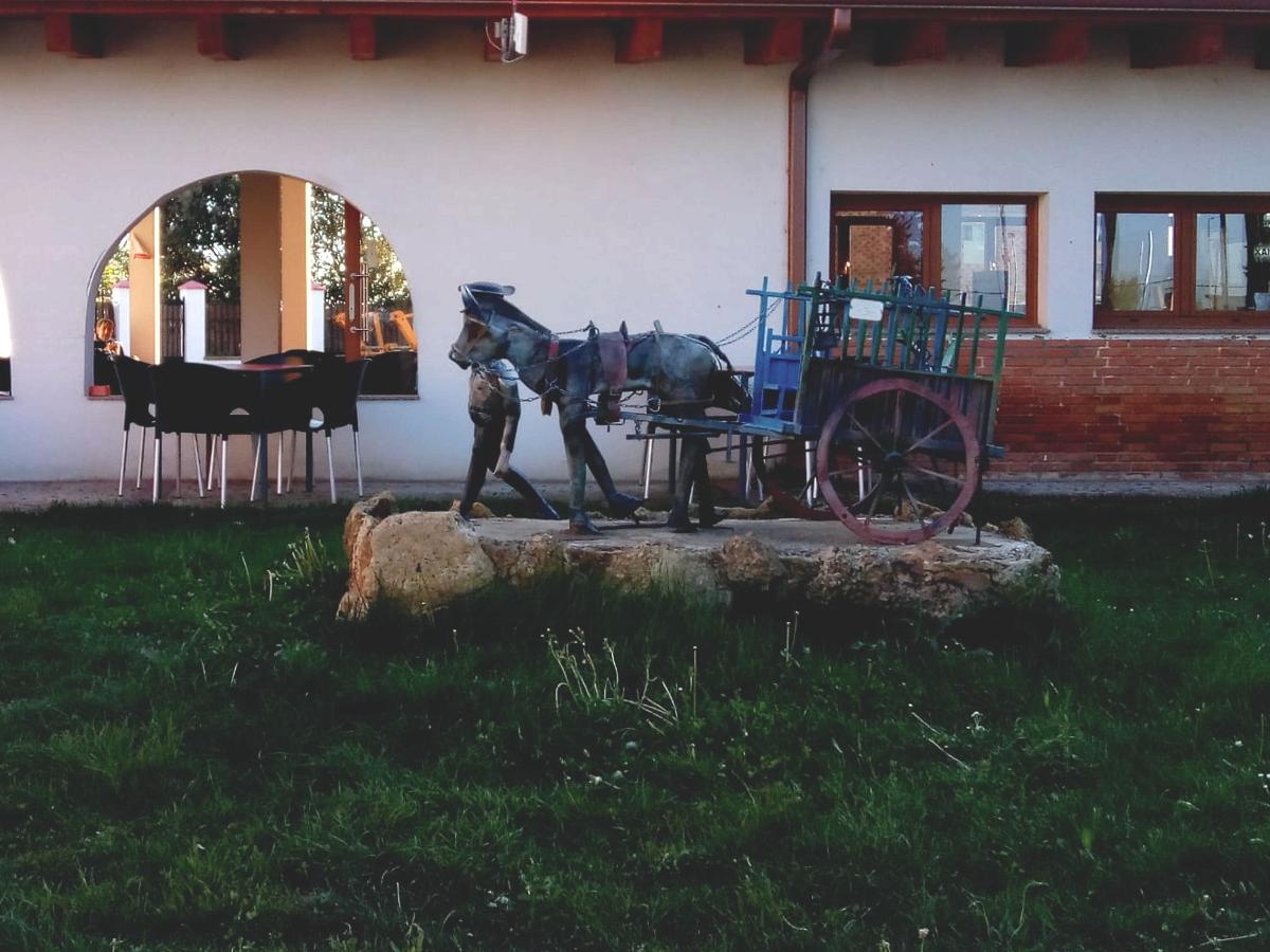 La escultura de Eufrasio, su mula y su carro en Calzada del Coto.