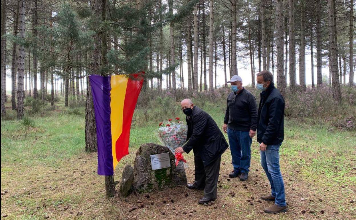 Los integrantes del Partido Socialista en el homenaje. 