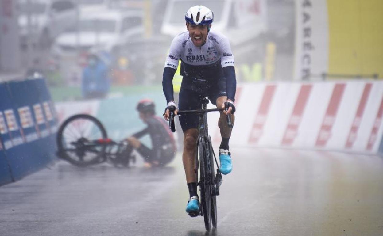 Michael Woods se impone tras la caída de Geraint Thomas. 