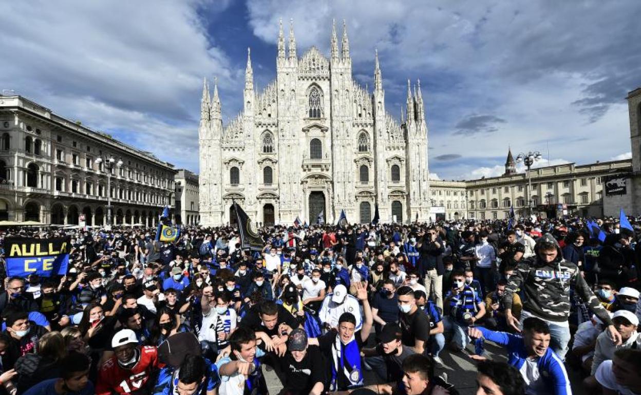 Los 'tifosi' celebrando en Milán