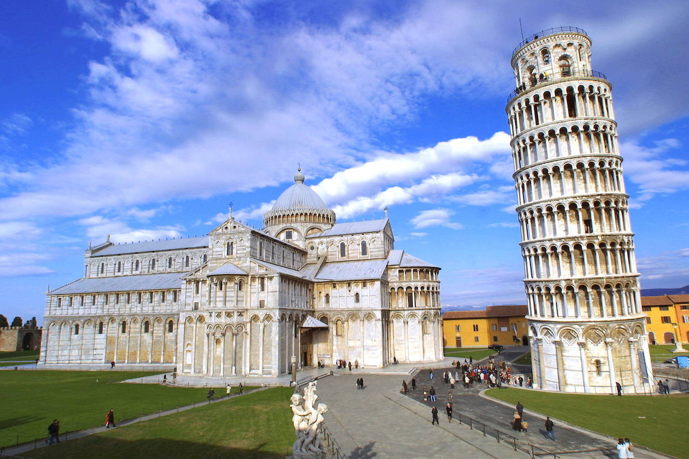 La Torre de Pisa (Italia) | Es la torre campanario de la catedral de Pisa, situada en la plaza del Duomo de Pisa, en la ciudad del mismo nombre, municipio de la región italiana de la Toscana y capital de la provincia homónima de Italia. La torre comenzó a inclinarse tan pronto como se inició su construcción en agosto de 1173. Su altura original era de 60 metros aunque actualmente mide 56.67 metros desde la base en el lado más alto y 55,86 metros desde la base en su lado más bajo.​ 