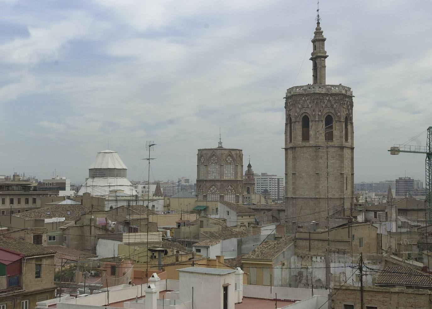 El Miguelete (Valencia) | Es la torre campanario de la Catedral de Valencia y un símbolo de la ciudad. De estilo gótico y fue levantado entre los años 1380 y 1429, hasta una altura de 50 metros. Por una escalera de caracol de 207 escalones se sube a la sala de las campanas y a la plataforma superior donde está la gran campana dedicada a San Miguel.