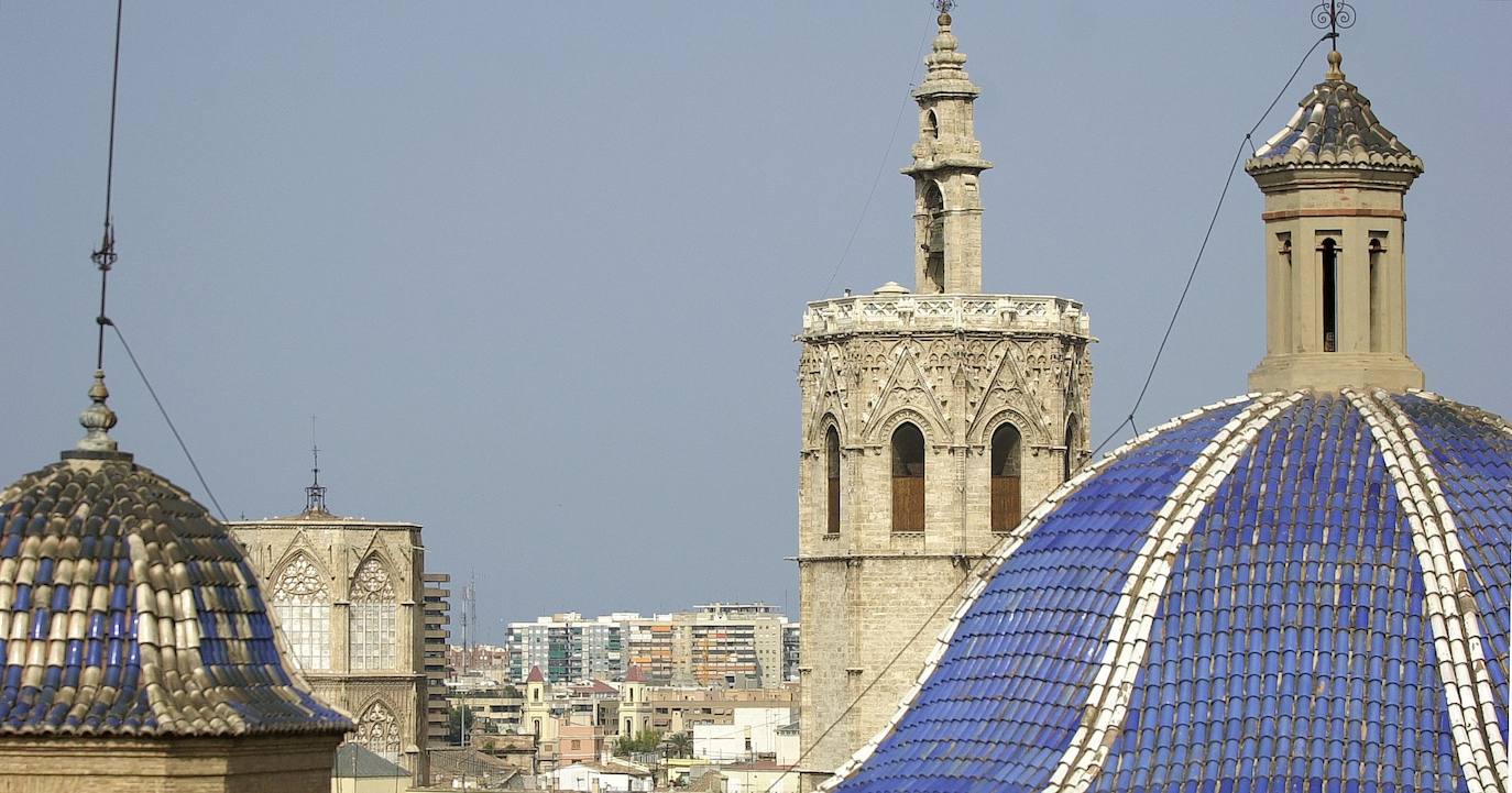 El Miguelete (Valencia) | Es la torre campanario de la Catedral de Valencia y un símbolo de la ciudad. De estilo gótico y fue levantado entre los años 1380 y 1429, hasta una altura de 50 metros. Por una escalera de caracol de 207 escalones se sube a la sala de las campanas y a la plataforma superior donde está la gran campana dedicada a San Miguel.