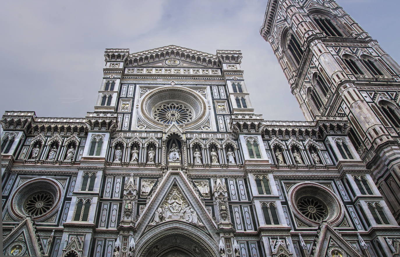 El campanario de Giotto (Florencia, Italia) | Es la torre campanario de la iglesia Santa María del Fiore, catedral de Florencia, situada en la plaza del Duomo. Es un ejemplo típico de los campaniles italianos, edificios separados de la iglesia destinados exclusivamente a disponer en ellos los campanarios y evitar los daños por vibraciones en el edificio de la iglesia. Su fundación remonta al siglo XIII y cuenta con una base cuadrangular de 14,45 metros y una altura de 84,70 metros.