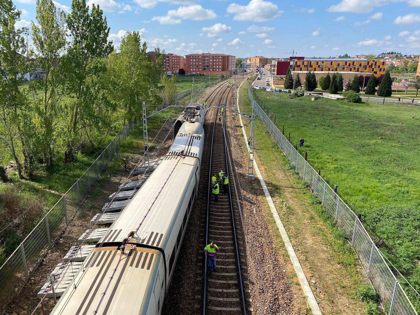 Un Alvia con dirección Gijón descarrila en las inmediaciones de San Andrés del Rabanedo .