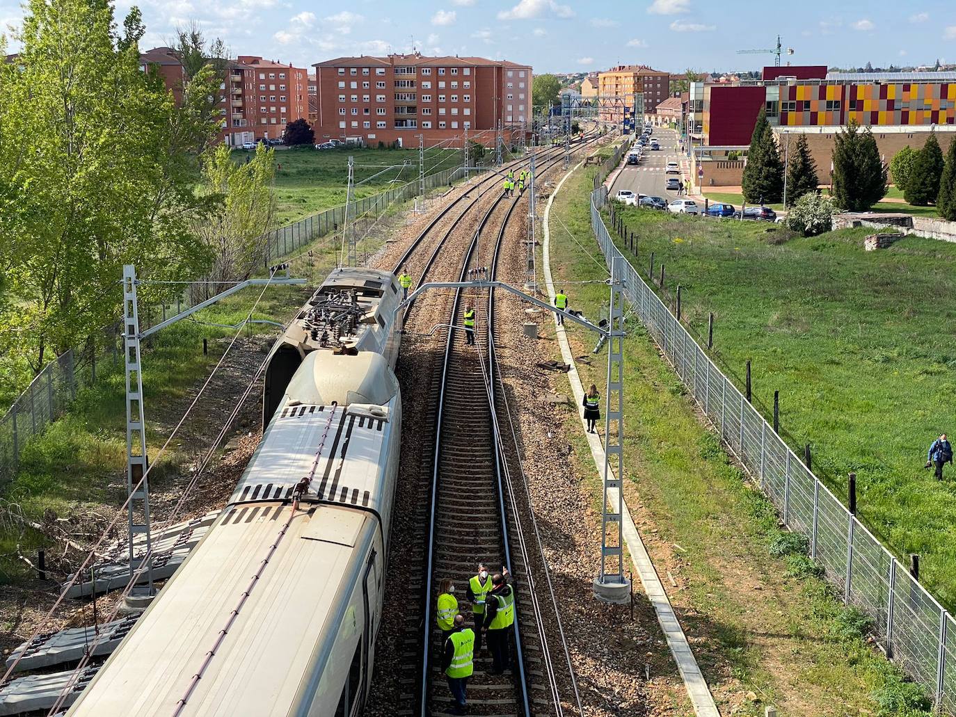 Un Alvia con dirección Gijón descarrila en las inmediaciones de San Andrés del Rabanedo .