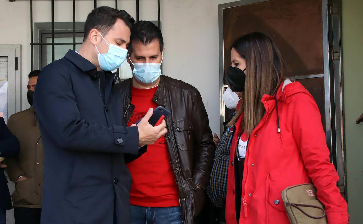 Cendón, Tudanca y Rubio en una visita a Villamanín.