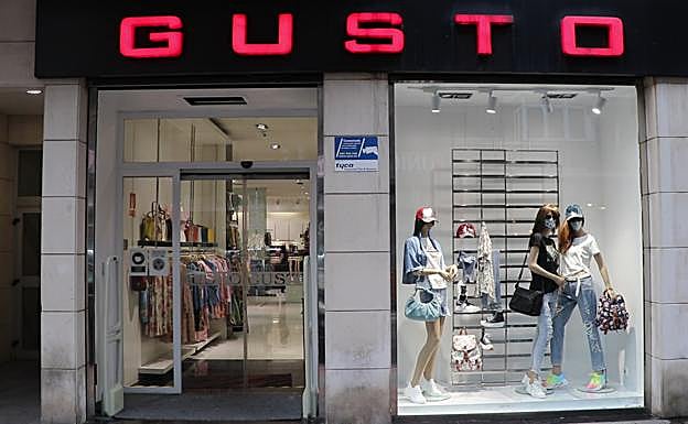 Imagen principal - Diferentes imágenes de esta tienda situada en el centro de León.