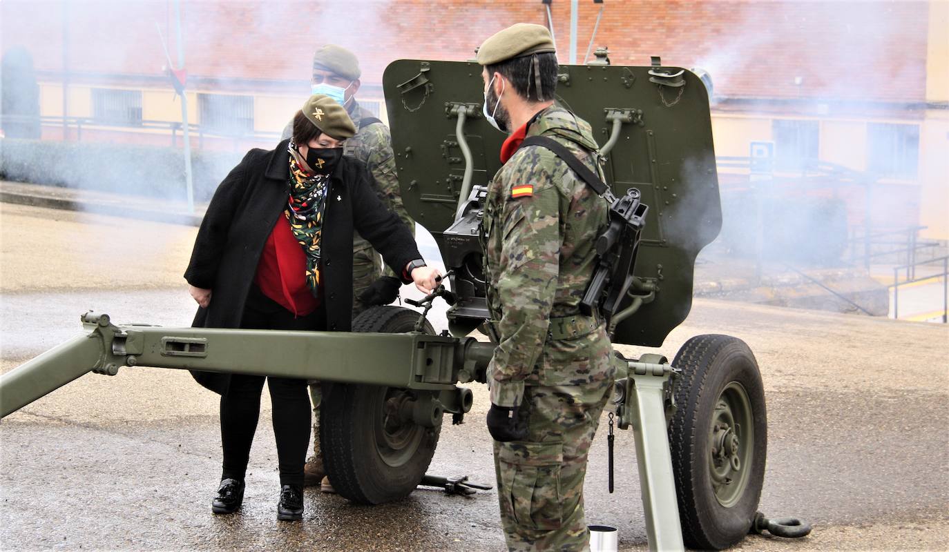 Suelta de artillería en los actos del 2 de mayo en la base Conde de Gazola.