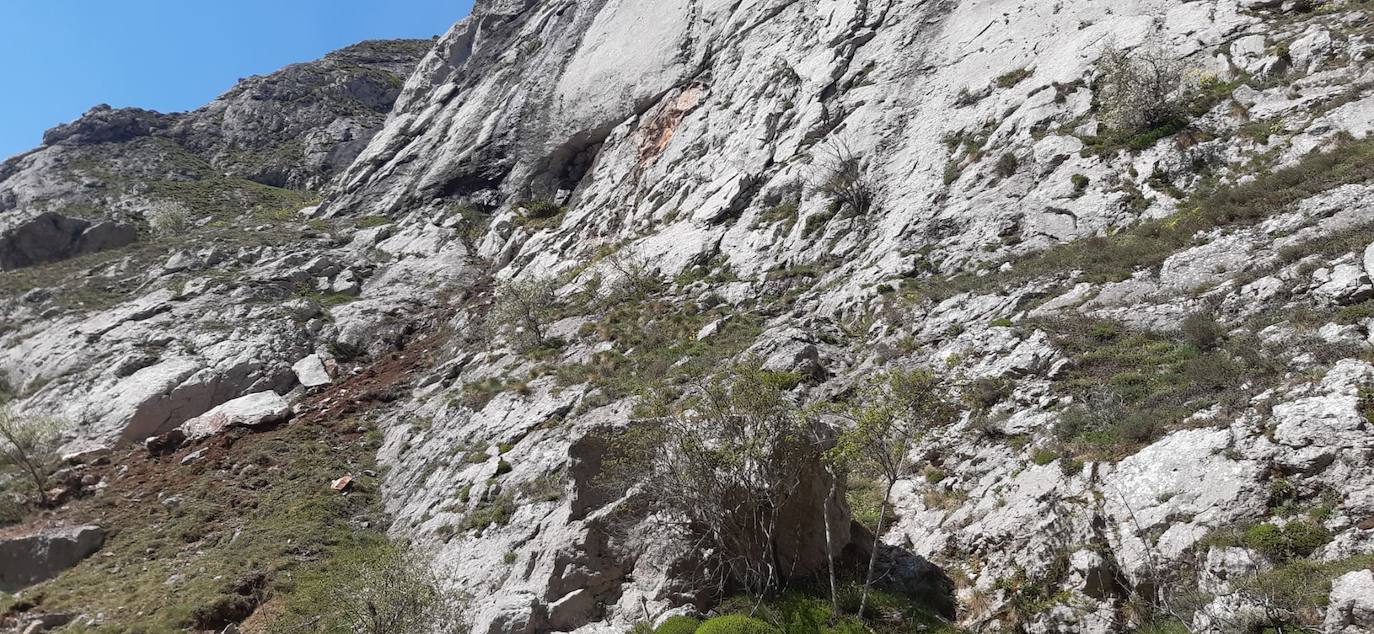 Varias rocas de gran tamaño caen sobre la carretera y obstaculizan uno de los carriles