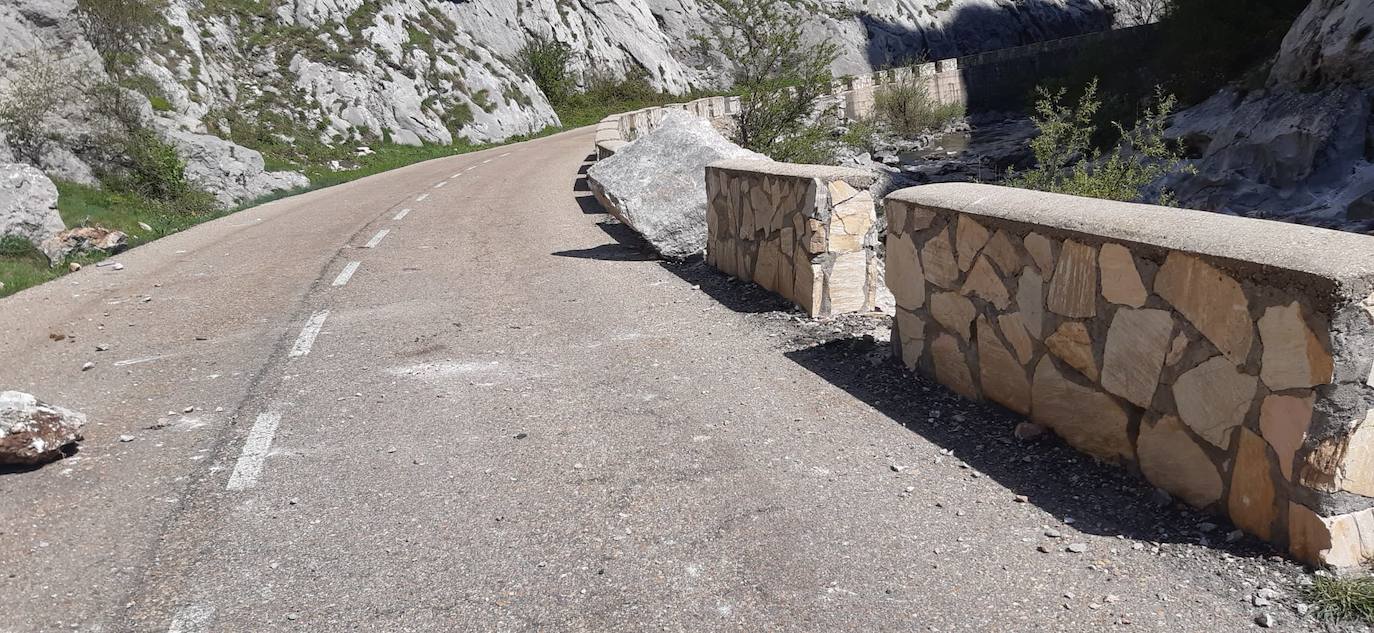 Varias rocas de gran tamaño caen sobre la carretera y obstaculizan uno de los carriles