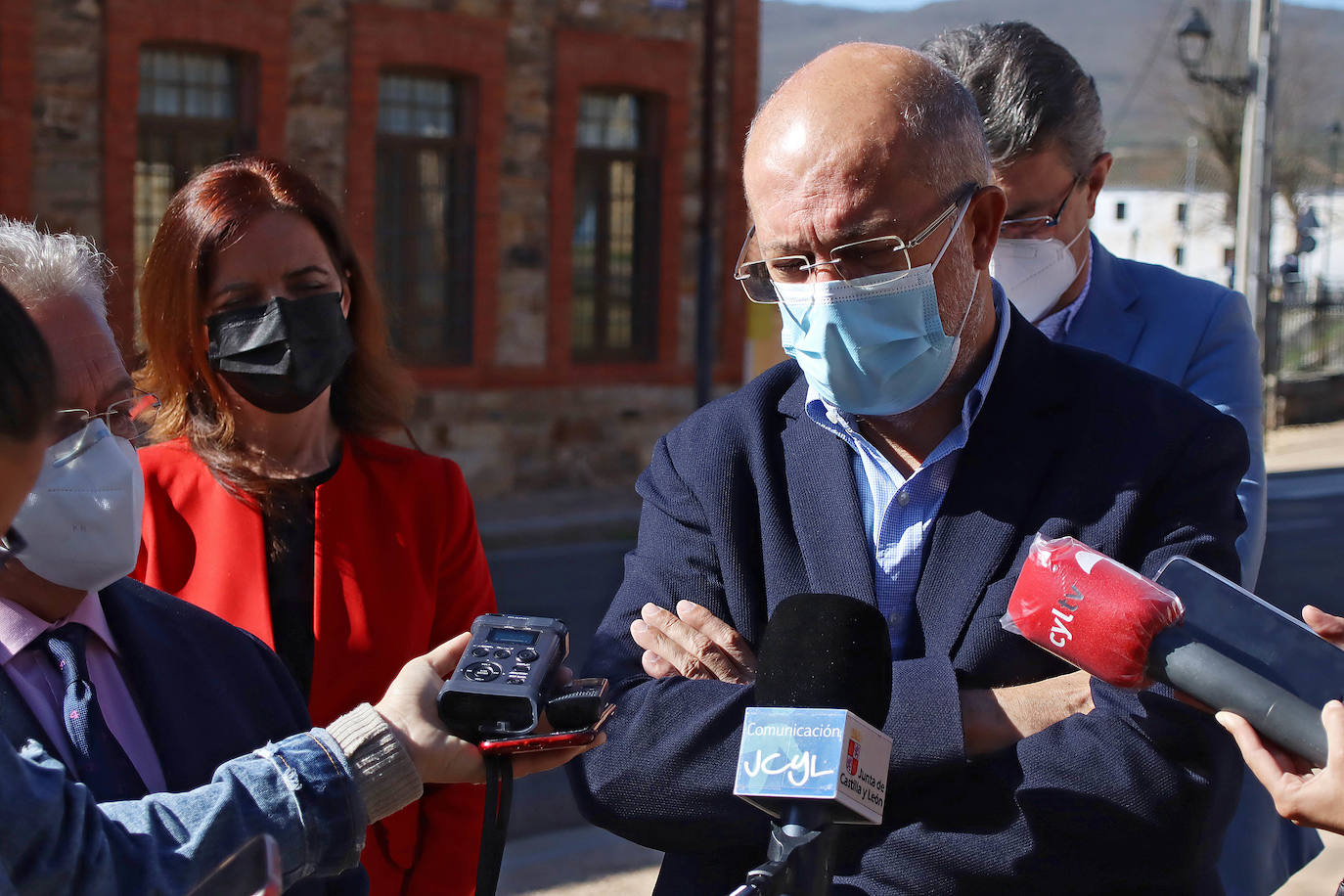 El vicepresidente, portavoz y consejero Francisco Igea, se reúne con el alcalde de Santa Colomba de Somoza, José Miguel Nieto acompañado por la consejera Ana Carlota Amigo.