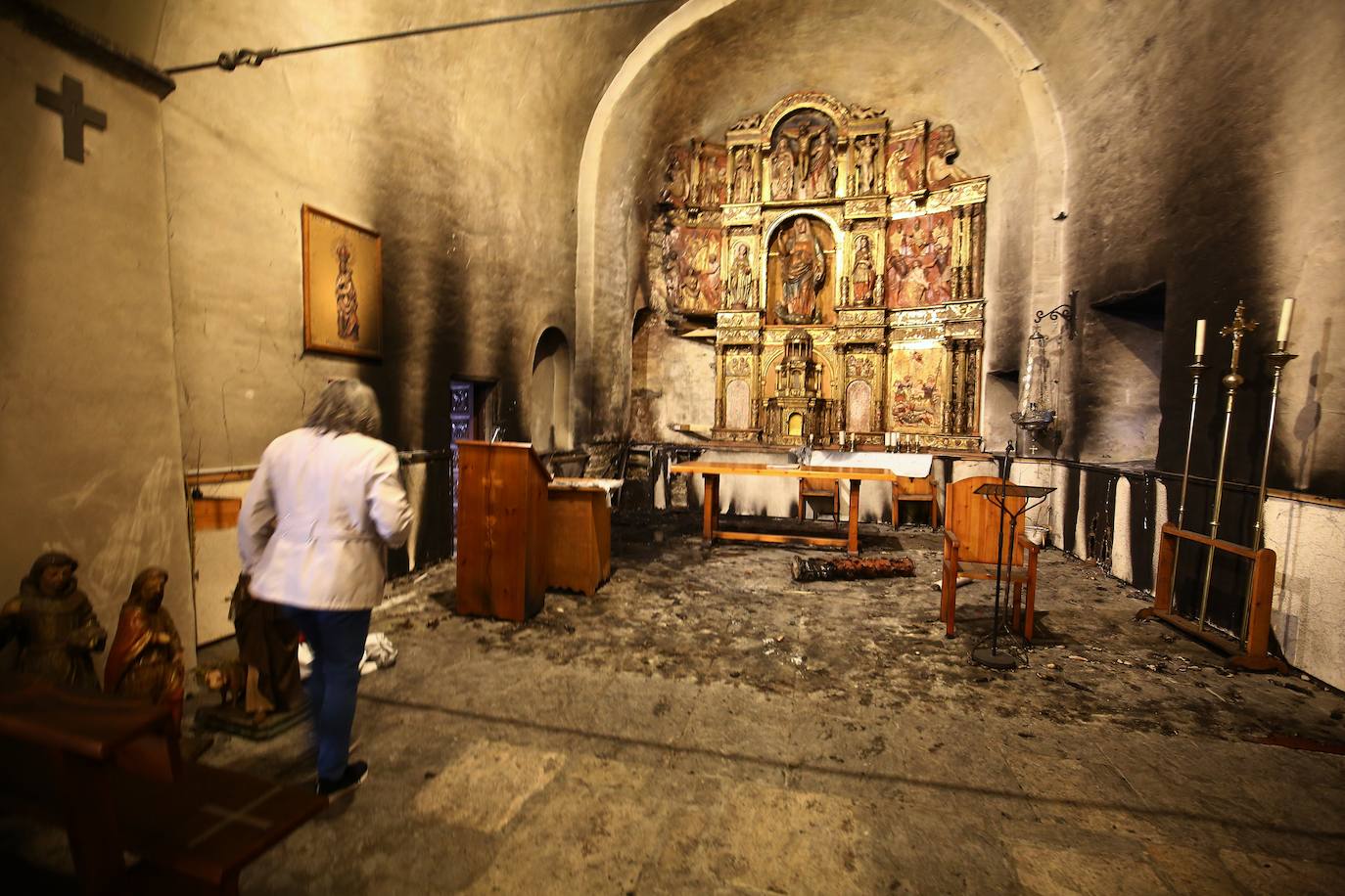 Un incendio declarado de madrugada ha calcinado parte del retablo a la Iglesia de Santa Marina de Balboa | Los Bomberos de Ponferrada intervinieron en el lugar tras ser alertados de las llamas | El incendio se provocó por un cirio que quedó encendido y cuya cera sirvió para prender una alfombra. 