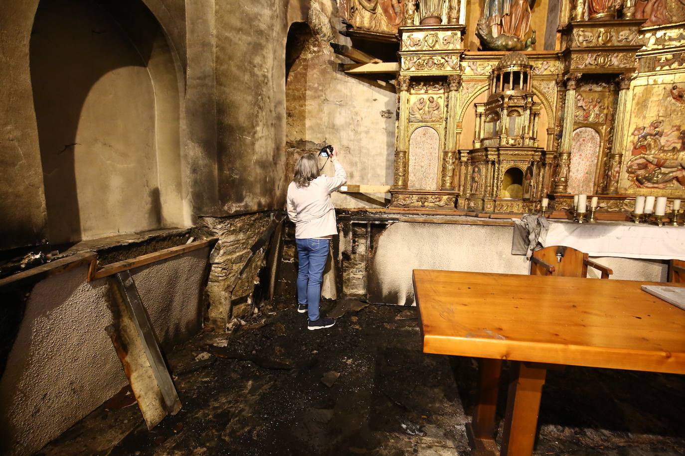 Un incendio declarado de madrugada ha calcinado parte del retablo a la Iglesia de Santa Marina de Balboa | Los Bomberos de Ponferrada intervinieron en el lugar tras ser alertados de las llamas | El incendio se provocó por un cirio que quedó encendido y cuya cera sirvió para prender una alfombra. 