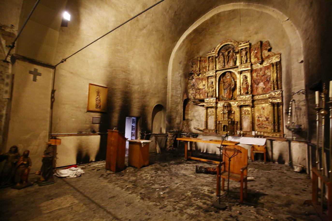 Un incendio declarado de madrugada ha calcinado parte del retablo a la Iglesia de Santa Marina de Balboa | Los Bomberos de Ponferrada intervinieron en el lugar tras ser alertados de las llamas | El incendio se provocó por un cirio que quedó encendido y cuya cera sirvió para prender una alfombra. 