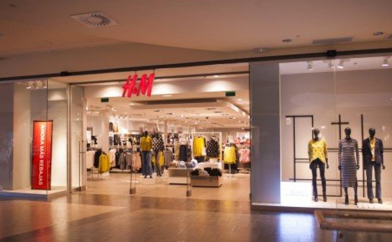 Tienda de H&M en el Centro Comercial El Rosal en Ponferrada.