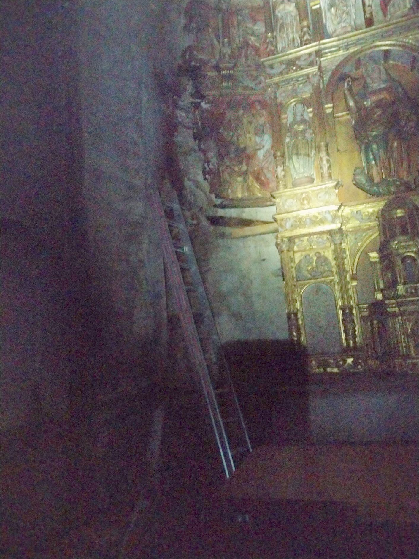 Un incendio declarado de madrugada ha calcinado parte del retablo a la Iglesia de Santa Marina de Balboa | Los Bomberos de Ponferrada intervinieron en el lugar tras ser alertados de las llamas | El incendio se provocó por un cirio que quedó encendido y cuya cera sirvió para prender una alfombra. 