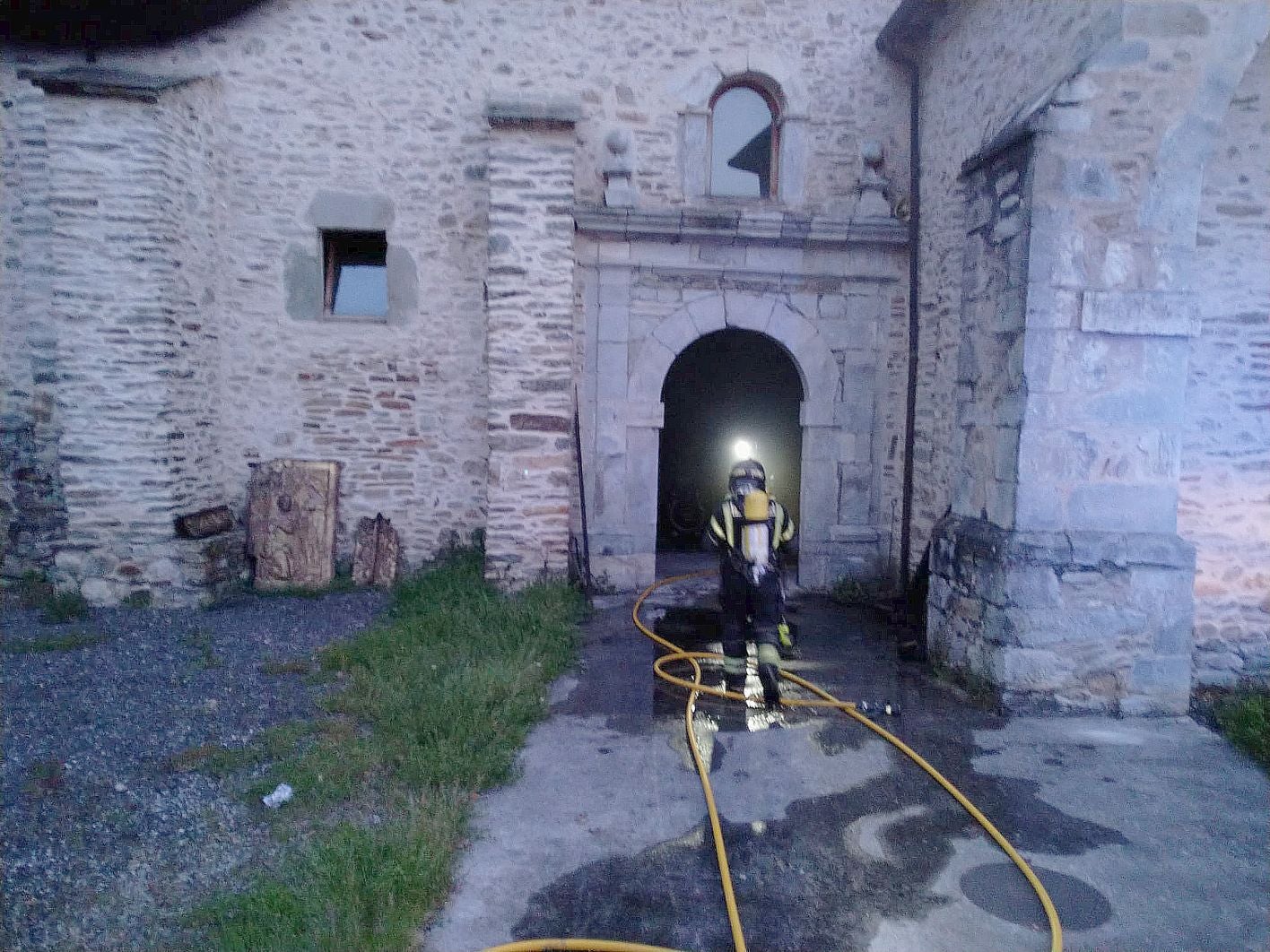 Un incendio declarado de madrugada ha calcinado parte del retablo a la Iglesia de Santa Marina de Balboa | Los Bomberos de Ponferrada intervinieron en el lugar tras ser alertados de las llamas | El incendio se provocó por un cirio que quedó encendido y cuya cera sirvió para prender una alfombra. 