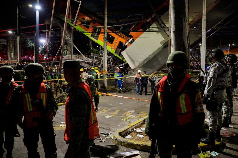 Se desploma un puente de la vía elevada de la línea 12 , entre la estaciones de Olivos y Tezonco, sobre el que circulaba un tren con varios vagones.