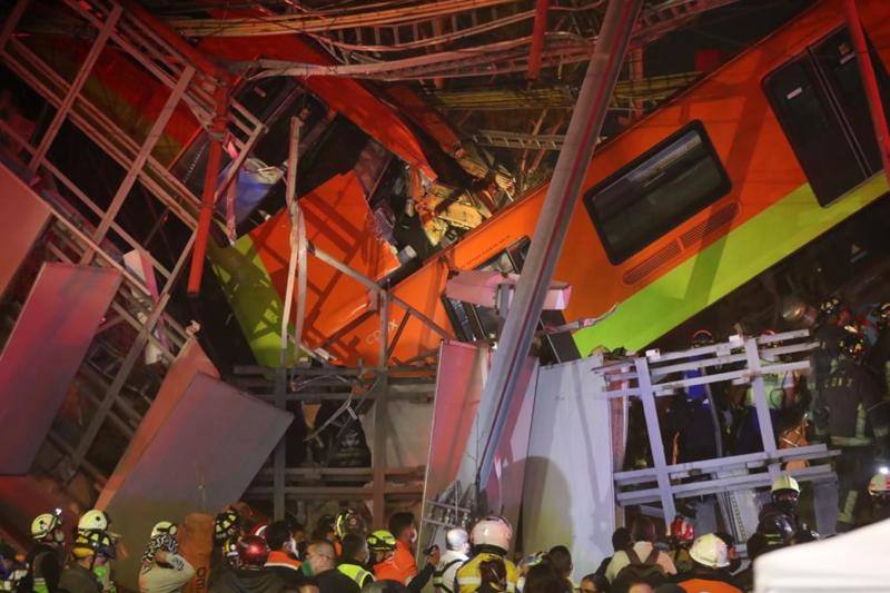 Se desploma un puente de la vía elevada de la línea 12 , entre la estaciones de Olivos y Tezonco, sobre el que circulaba un tren con varios vagones.