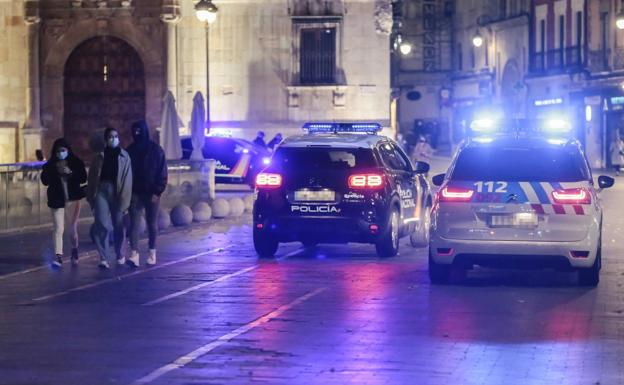 Controles de la policía Nacional y Local por el toque de queda en la capital leonesa. 