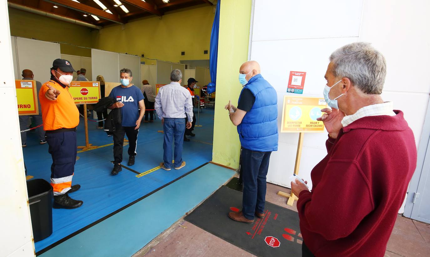 Cientos de personas se citan cada día en el Palacio de Exposiciones de León capital para someterse a la vacunación contra la covid. El aumento de la inmunidad es clave para acabar con la pandemia.