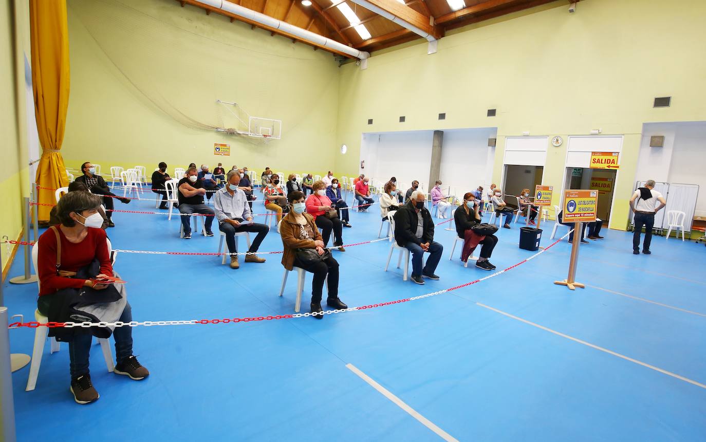 Cientos de personas se citan cada día en el Palacio de Exposiciones de León capital para someterse a la vacunación contra la covid. El aumento de la inmunidad es clave para acabar con la pandemia.