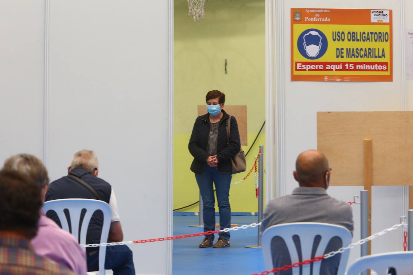 Cientos de personas se citan cada día en el Palacio de Exposiciones de León capital para someterse a la vacunación contra la covid. El aumento de la inmunidad es clave para acabar con la pandemia.