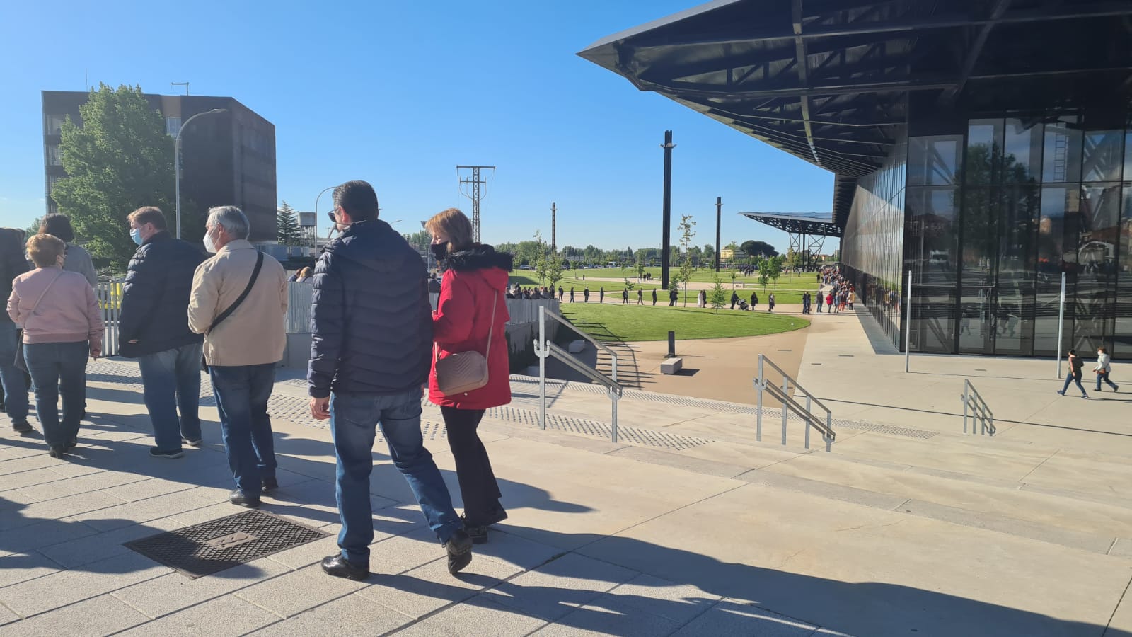 Cientos de personas se citan cada día en el Palacio de Exposiciones de León capital para someterse a la vacunación contra la covid. El aumento de la inmunidad es clave para acabar con la pandemia.