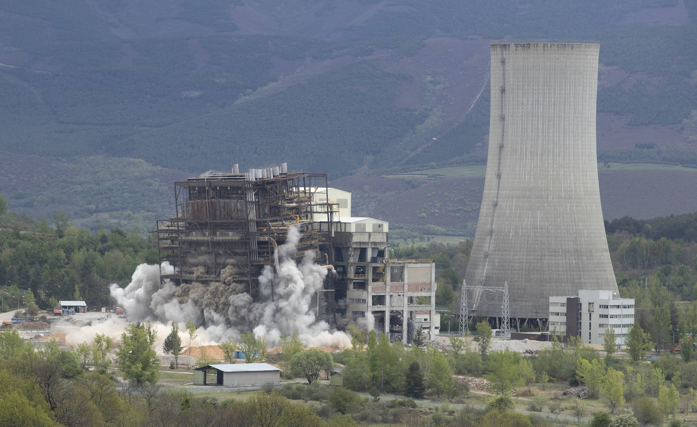 La central sigue adelante con su desmantelamiento a través del volado de la caldera.