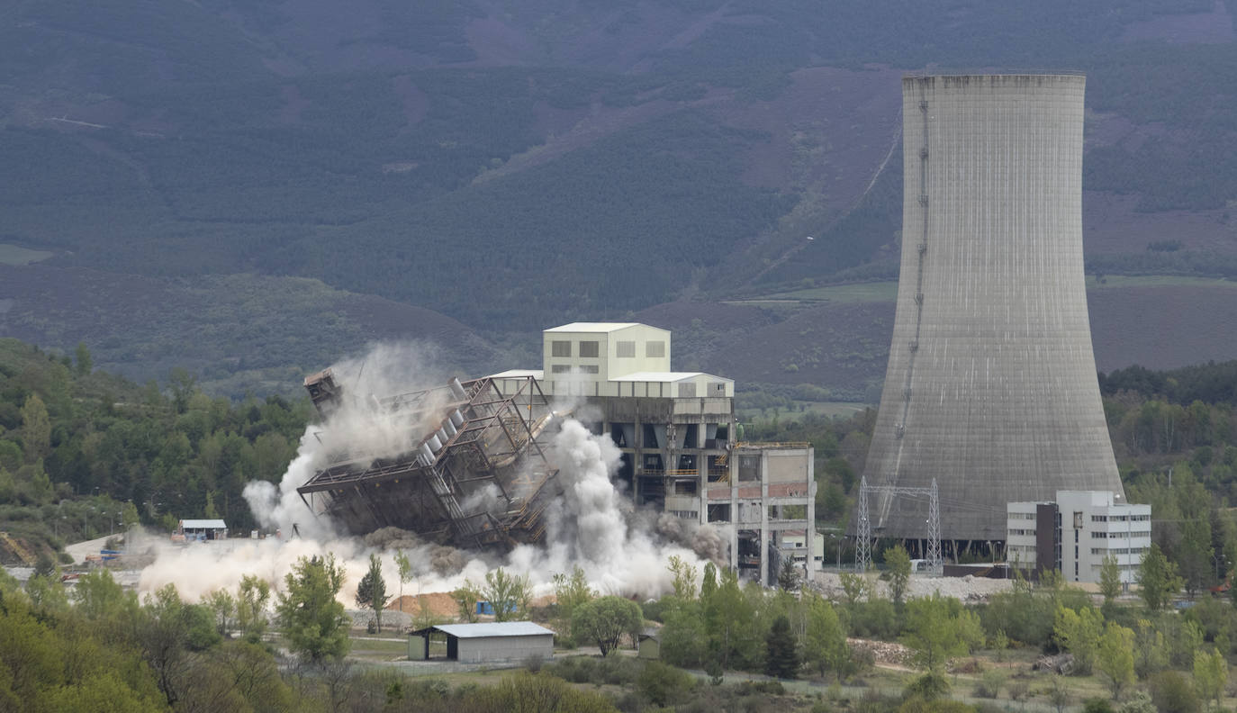 La central sigue adelante con su desmantelamiento a través del volado de la caldera.