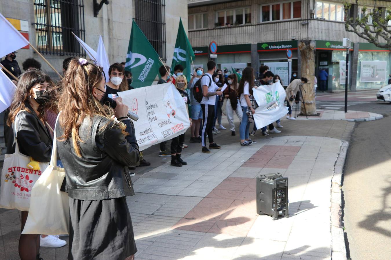 Cerca de treinta estudiantes denuncian la falta de remuneración en las prácticas universitarias y la «segregación» en las clases telemáticas.