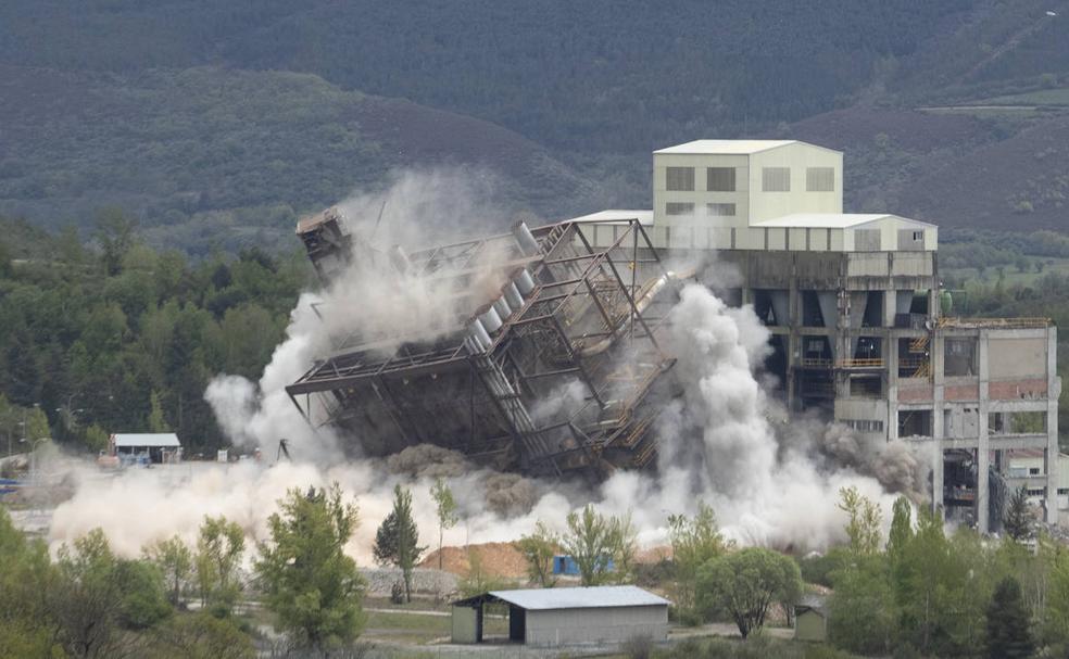 Vecinos de la zona se acercan a ver la detonación de la caldera.