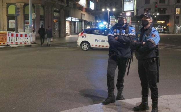 Policías Locales vigilan el cumplimiento del estado de alarma en León. 