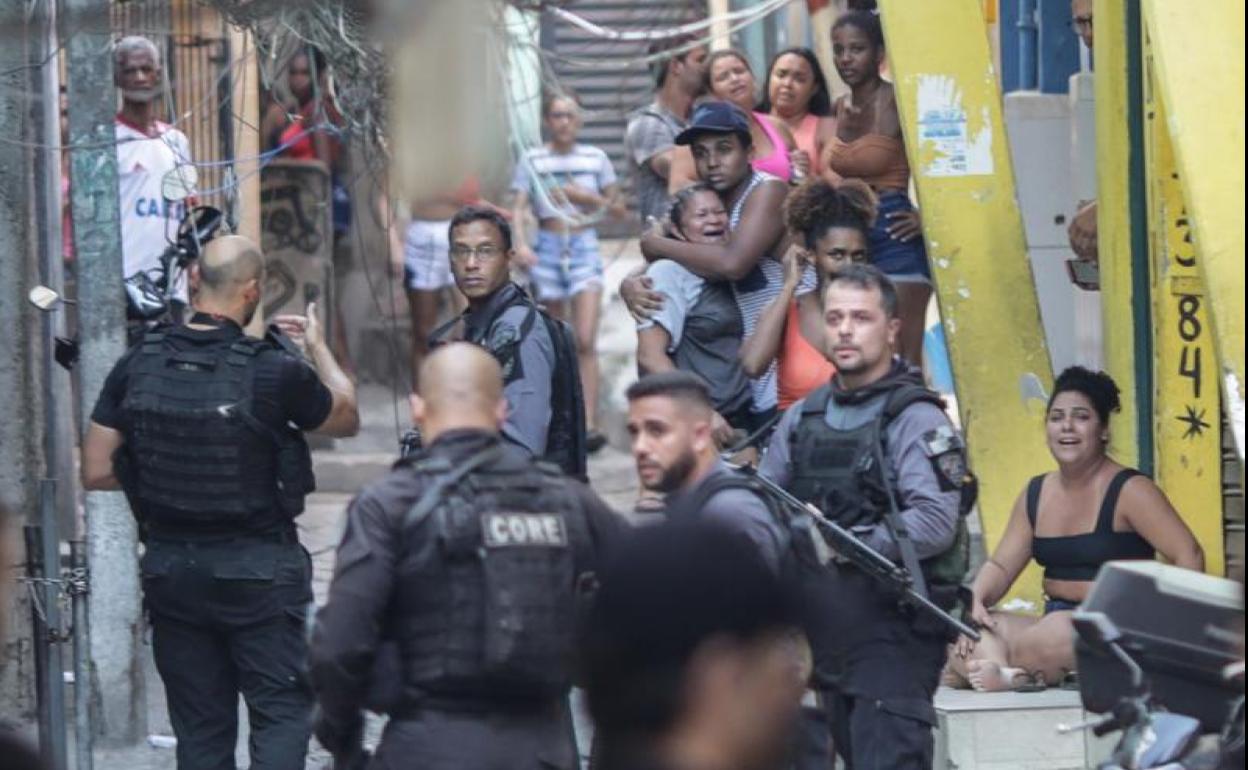 Habitantes de una favela de Jacarezinho observan a miembros de la Policía que realizan un operativo policíal.