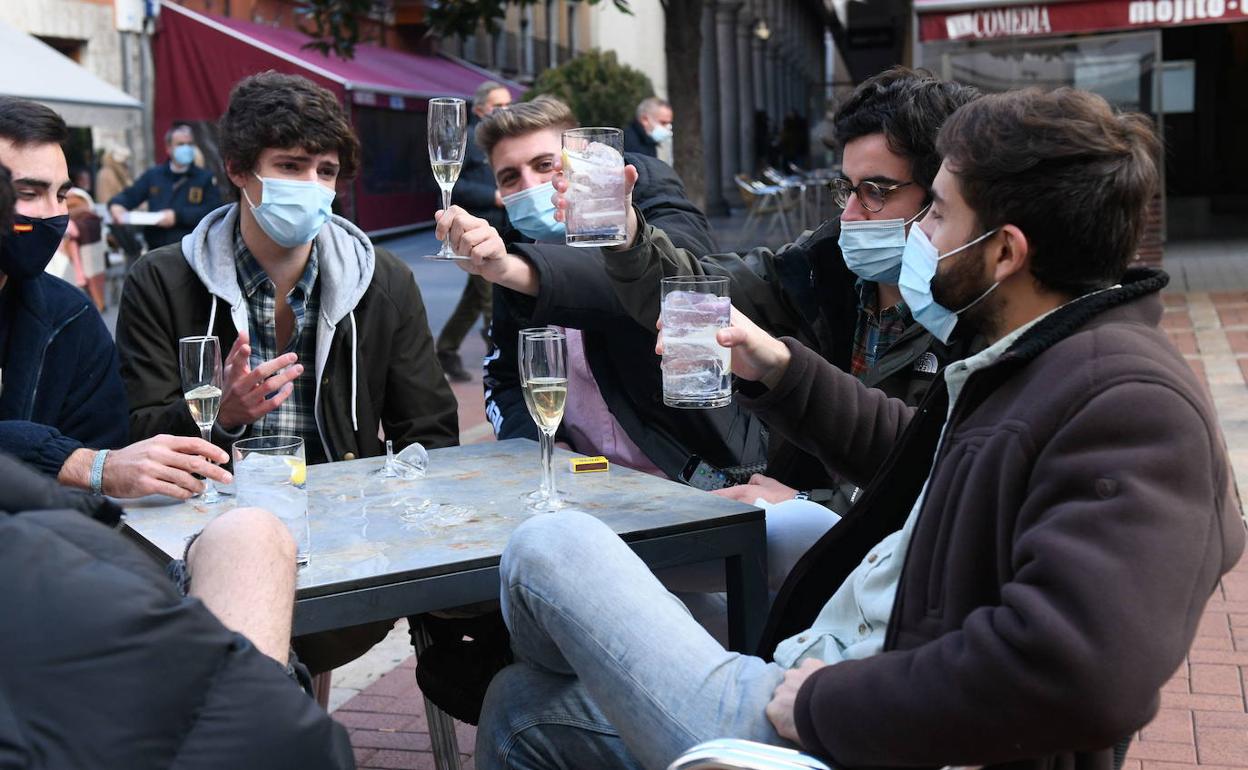 Un grupo de jóvenes brinda en una terraza de Valladolid. 