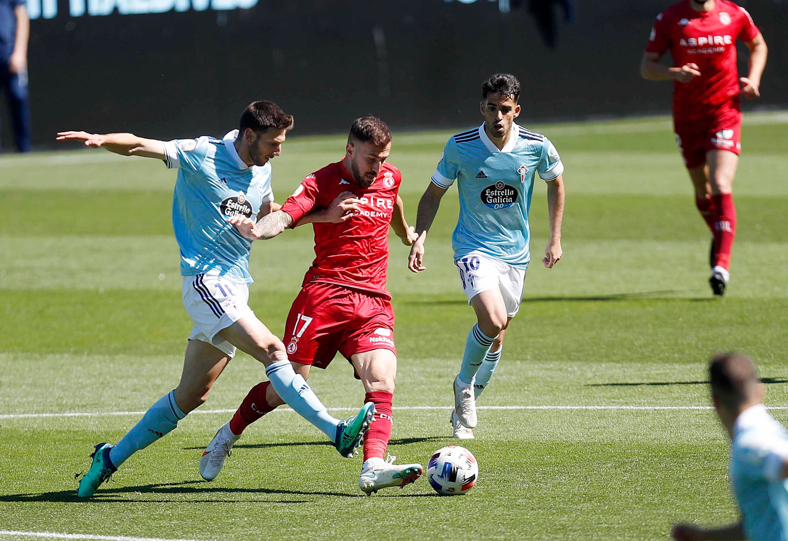 Dioni pugna por el balón ante dos rivales celtiñas.