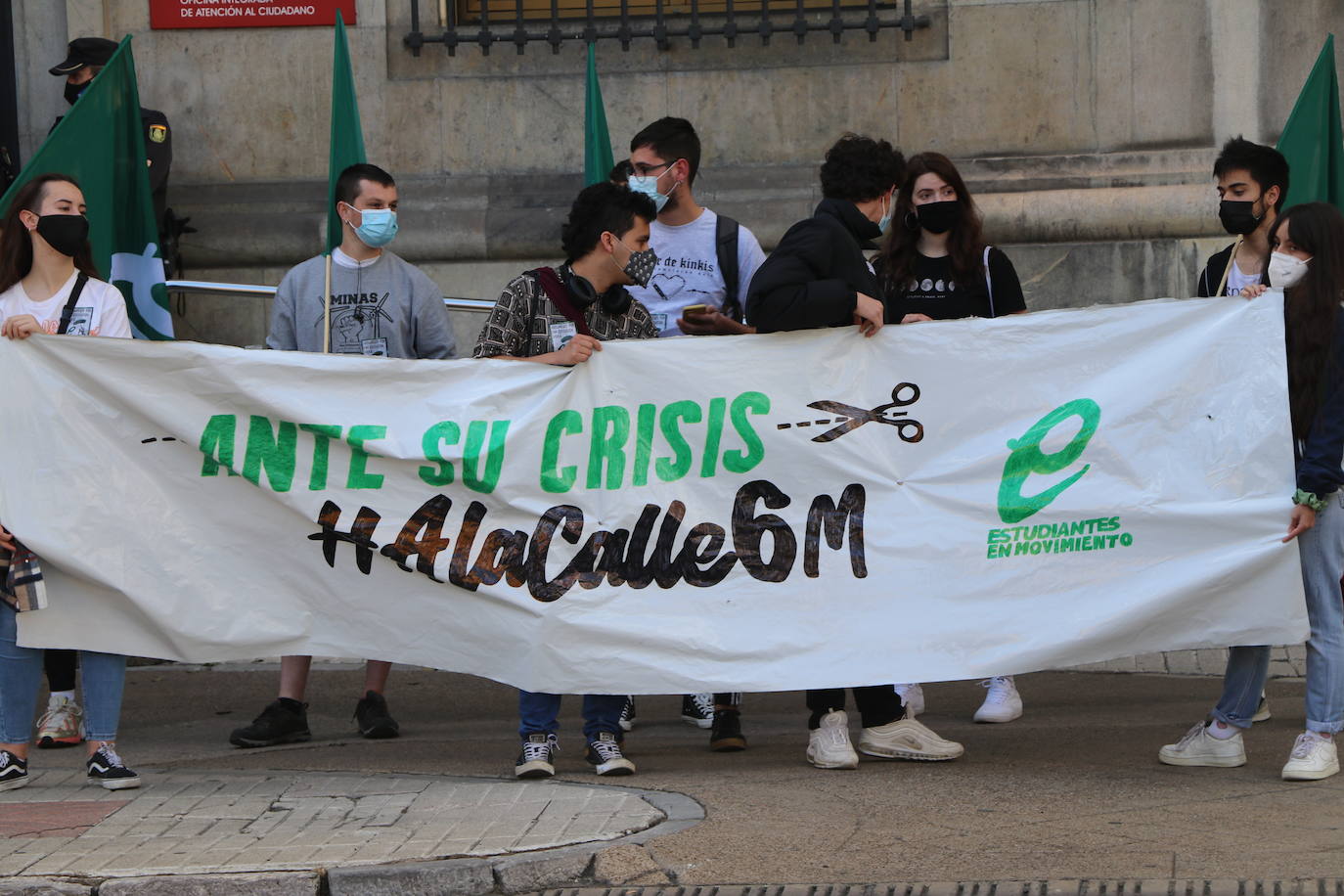 Varios estudiantes sujetan una pancarta frente a la Subdelegación del Gobierno.