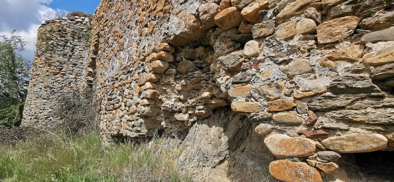 Los vecinos de la localidad del Castillo, en Riello, consiguen la cesión del Castillo de Benal, antigua propiedad de los Condes de Luna, para su rehabilitación y puesta en valor tras décadas de olvido que han llevado a la fortaleza a un estado de ruina.