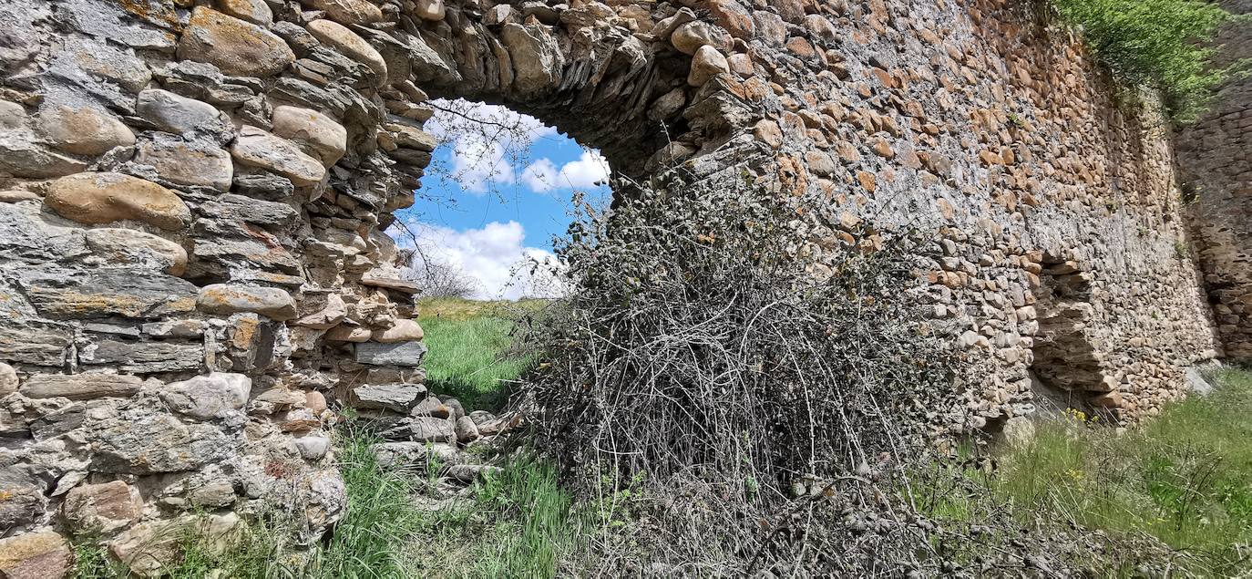 Los vecinos de la localidad del Castillo, en Riello, consiguen la cesión del Castillo de Benal, antigua propiedad de los Condes de Luna, para su rehabilitación y puesta en valor tras décadas de olvido que han llevado a la fortaleza a un estado de ruina.