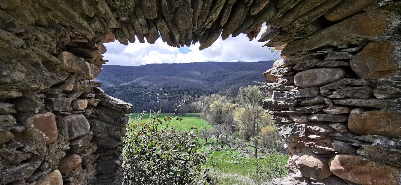 Los vecinos de la localidad del Castillo, en Riello, consiguen la cesión del Castillo de Benal, antigua propiedad de los Condes de Luna, para su rehabilitación y puesta en valor tras décadas de olvido que han llevado a la fortaleza a un estado de ruina.