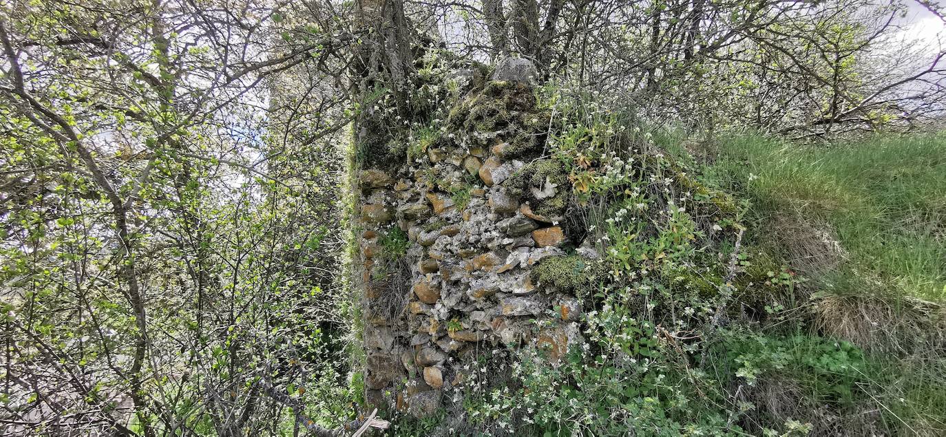 Los vecinos de la localidad del Castillo, en Riello, consiguen la cesión del Castillo de Benal, antigua propiedad de los Condes de Luna, para su rehabilitación y puesta en valor tras décadas de olvido que han llevado a la fortaleza a un estado de ruina.