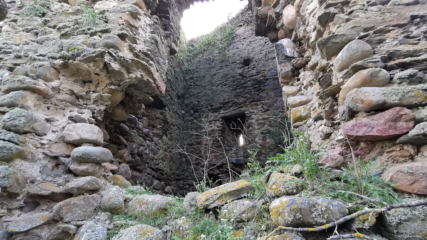 Los vecinos de la localidad del Castillo, en Riello, consiguen la cesión del Castillo de Benal, antigua propiedad de los Condes de Luna, para su rehabilitación y puesta en valor tras décadas de olvido que han llevado a la fortaleza a un estado de ruina.