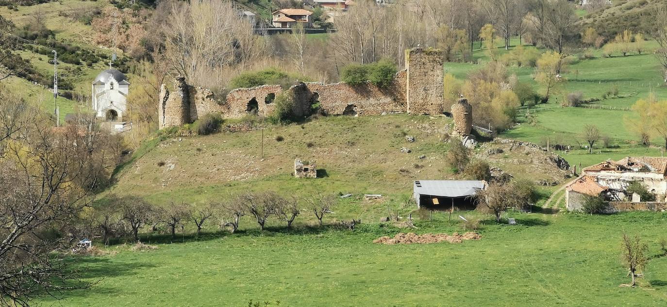 Los vecinos de la localidad del Castillo, en Riello, consiguen la cesión del Castillo de Benal, antigua propiedad de los Condes de Luna, para su rehabilitación y puesta en valor tras décadas de olvido que han llevado a la fortaleza a un estado de ruina.