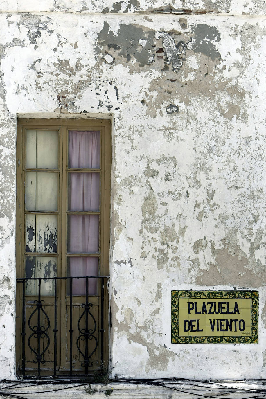 10.- Tarifa (Cádiz, Andalucía) | 3280 Búsquedas/mes. Tarifa, el sitio donde Europa y África se miran cara a cara y son separadas por escasos 14 kilómetros. Municipio que con su posición privilegiada permite a todos sus visitantes disfrutar de innumerables atractivos; desde una naturaleza exuberante, a una cultura e historia apasionantes, hasta actividades deportivas para todos los gustos. Lo que no te pueder perder, según Holidú: Avistar ballenas y delfines, descubrir la playa de Bolonia y hacer excursiones por el parque natural del Estrecho. 